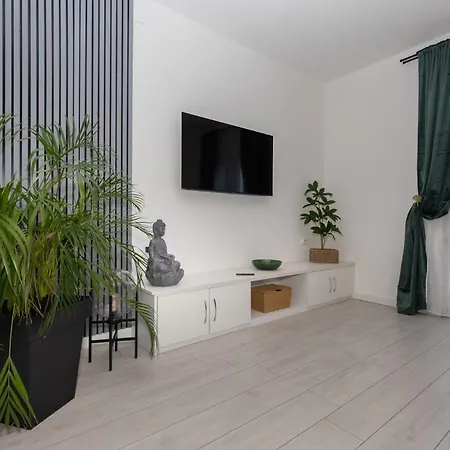 Azuris - Modern Sea View Apartment, Steps From The Center And Apartman Sutivan