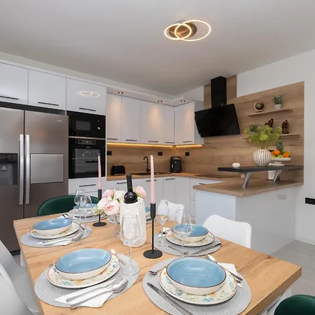Azuris - Modern Sea View Apartment, Steps From The Center And * Sutivan