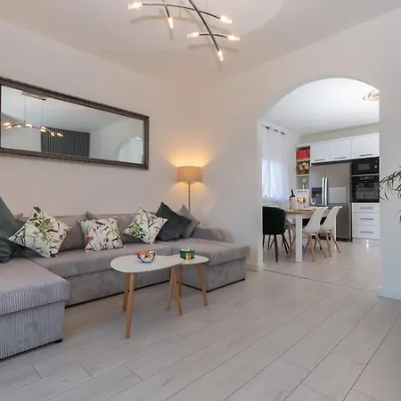 Apartman Azuris - Modern Sea View Apartment, Steps From The Center And Sutivan