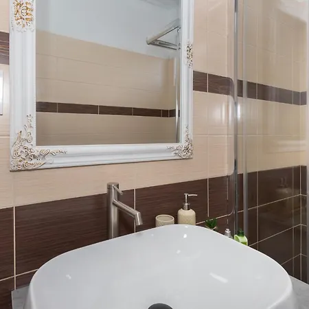 Azuris - Modern Sea View Apartment, Steps From The Center And Sutivan