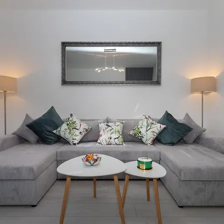 Azuris - Modern Sea View Apartment, Steps From The Center And * Sutivan