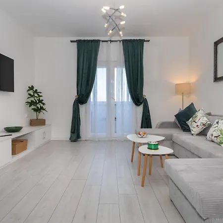 Azuris - Modern Sea View Apartment, Steps From The Center And Apartman Sutivan